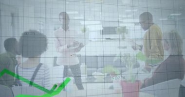 Muhtelif meslektaşların ofiste toplanması üzerine finansal veri işleme animasyonu. Küresel iş, bilgisayar, iletişim ve dijital arayüz kavramı dijital olarak oluşturulmuş video.