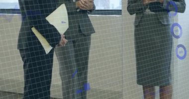 Ofisteki çeşitli iş adamları üzerinde veri işleme animasyonu. Küresel finans, iş, bağlantılar, hesaplama ve veri işleme kavramı dijital olarak oluşturulmuş video.