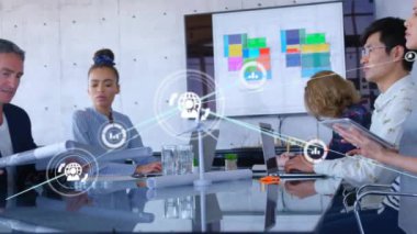 Ofisteki çeşitli iş adamlarının simgeleriyle bağlantı ağının animasyonu. Küresel finans, iş, bağlantılar, hesaplama ve veri işleme kavramı dijital olarak oluşturulmuş video.