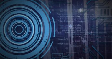 Sunucu odasında veri işleme ve tarama animasyonu. Küresel teknoloji ve dijital arayüz konsepti dijital olarak oluşturulmuş video.