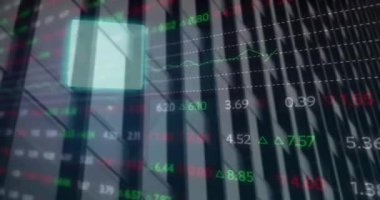 Şehir manzarası üzerinde finansal veri işleme animasyonu. Küresel iş, bağlantılar, hesaplama ve veri işleme kavramı dijital olarak oluşturulmuş video.