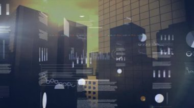 Şehir manzarası üzerinde finansal veri işleme animasyonu. Küresel finans, iş, bağlantılar, hesaplama ve veri işleme kavramı dijital olarak oluşturulmuş video.