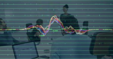Muhtelif meslektaşların ofiste toplanması üzerine finansal veri işleme animasyonu. Küresel iş, bilgisayar, iletişim ve dijital arayüz kavramı dijital olarak oluşturulmuş video.