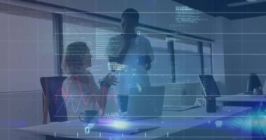 Muhtelif meslektaşların ofiste iş görüşmesi üzerine finansal veri işleme animasyonu. Küresel iş, bilgisayar, iletişim ve dijital arayüz kavramı dijital olarak oluşturulmuş video.