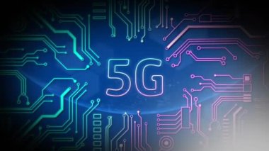 Dünya üzerinde 5G metin, devre kartı ve veri işleme animasyonu. Küresel iş, finans, hesaplama ve veri işleme kavramı dijital olarak oluşturulmuş video.