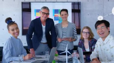 Ofisteki çeşitli iş adamlarının simgeleriyle bağlantı ağının animasyonu. Küresel finans, iş, bağlantılar, hesaplama ve veri işleme kavramı dijital olarak oluşturulmuş video.