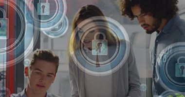 Ofisteki çeşitli iş adamları üzerinde ikonlar ve veri işleme animasyonları. Küresel finans, iş, bağlantılar, hesaplama ve veri işleme kavramı dijital olarak oluşturulmuş video.