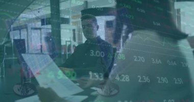 Ofisteki çeşitli iş adamları üzerinde finansal veri işleme animasyonu. Küresel finans, iş, bağlantılar, hesaplama ve veri işleme kavramı dijital olarak oluşturulmuş video.
