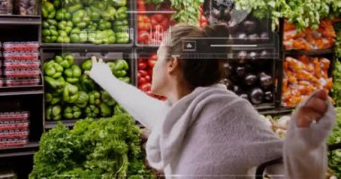 Kafkas kadın bakkal alışverişi üzerine veri işleme animasyonu. Küresel alışveriş, iş, bağlantılar, hesaplama ve veri işleme kavramı dijital olarak oluşturulmuş video.