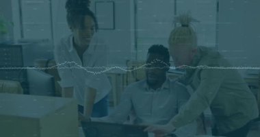 Ofiste bilgisayar başında konuşan çeşitli erkek ve kadın meslektaşların veri işleme animasyonları. Dijital arayüz, takım çalışması, iş, ofis, ağ ve iletişim, dijital olarak oluşturulmuş video.