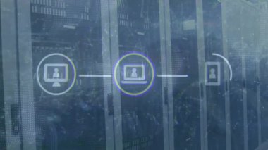 Sunucu odasında medya simgeleri ve veri işleme animasyonları. Küresel teknoloji ve dijital arayüz konsepti dijital olarak oluşturulmuş video.