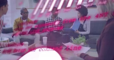 Muhtelif meslektaşların ofiste iş görüşmesi üzerine finansal veri işleme animasyonu. Küresel iş, finans ve dijital arayüz kavramı dijital olarak oluşturulmuş video.