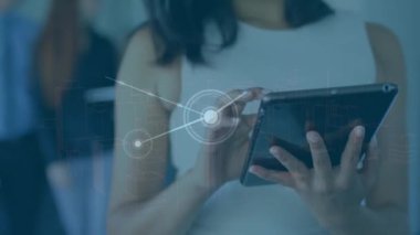 Çift ırklı kadının tablet kullanarak iletişim ağının animasyonu. Bağlantı, veri, dijital arayüz, yaşam tarzı, iş ve iletişim, dijital olarak oluşturulmuş video.