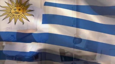 Uruguay bayrağının animasyonu, ofisteki gülümseyen melez iş adamının üzerinde. Uruguay, iş, iş ve iletişim, dijital olarak oluşturulmuş video.