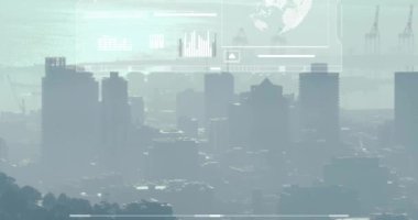 Şehir manzarası üzerinde finansal veri işleme animasyonu. Küresel finans, iş, bağlantılar, hesaplama ve veri işleme kavramı dijital olarak oluşturulmuş video.