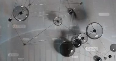 Gri arkaplan üzerinde bağlantılar ve veri işleme ağının animasyonu. Dijital olarak oluşturulmuş küresel bağlantılar, hesaplama ve veri işleme kavramı.