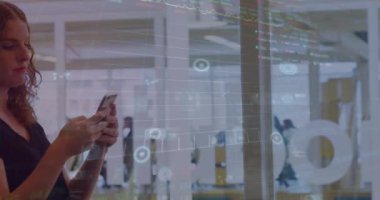 Akıllı telefon kullanan Kafkasyalı iş kadınının finansal veri işleme animasyonu. Küresel finans, iş, bağlantılar, hesaplama ve veri işleme kavramı dijital olarak oluşturulmuş video.
