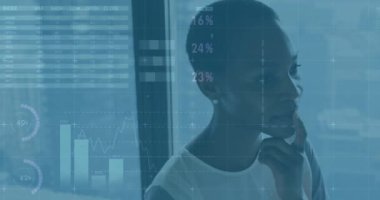 Afro-Amerikan iş kadınının ofisindeki finansal veri işleme animasyonu. Küresel finans, iş, bağlantılar, hesaplama ve veri işleme kavramı dijital olarak oluşturulmuş video.