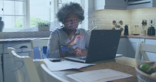 Animace Zpracování Finančních Dat Nad Starší Africkou Američankou Pomocí Notebooku — Stock video