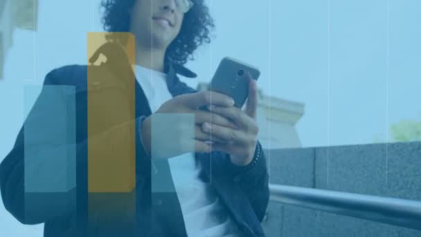 スマートフォンを使用した人に対する図面のアニメーション グローバルビジネスとデジタルインターフェースのコンセプトデジタル生成ビデオ — ストック動画