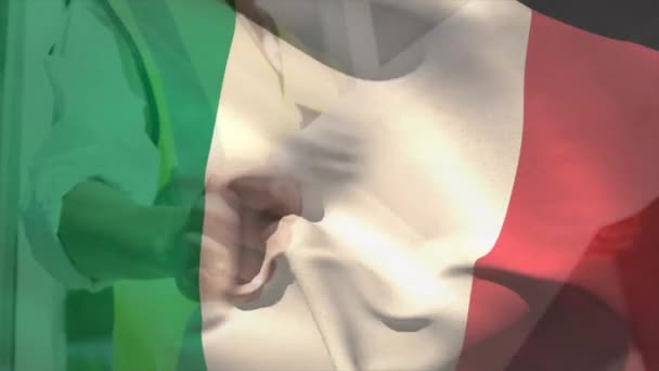 Animatie Van Italiaanse Vlag Zwaaiend Aziatische Mannelijke Ingenieur Die Blauwdruk — Stockvideo