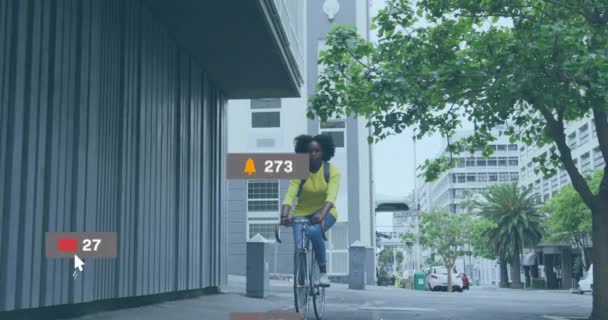 Animação Notificações Mídia Social Sobre Mulher Afro Americana Bicicleta Cidade — Vídeo de Stock