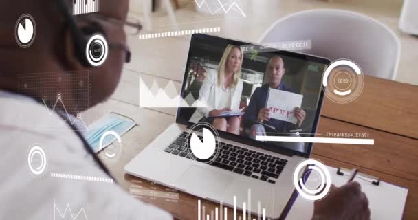 ラップトップビデオ通話でアフリカ系アメリカ人男性を介した金融データ処理のアニメーション グローバルファイナンス ビジネス コネクション コンピューティング データ処理コンセプトデジタル生成ビデオ — ストック動画