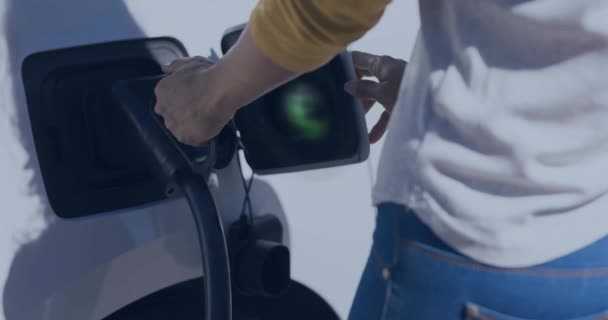Animatie Van Eco Iconen Gegevensverwerking Kaukasische Man Opladen Elektrische Auto — Stockvideo