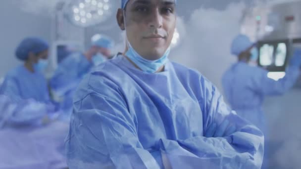 男性医師病院をめぐる雲のアニメーション グローバル医学 コンピューティング デジタルインターフェースのコンセプトデジタル生成ビデオ — ストック動画