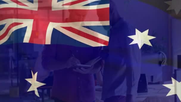 将澳大利亚国旗展示给两位在非正式办公室讨论的不同男性同事 澳大利亚人 团队合作 商业和通信 数码视频 — 图库视频影像