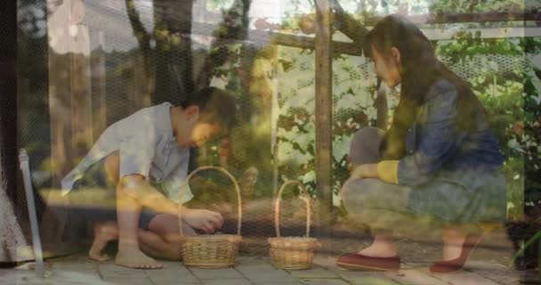 Анимация Леса Над Азиатскими Братьями Сёстрами Собирающими Яйца Концепция Семьи — стоковое видео
