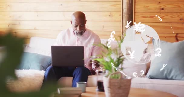Animação Símbolo Moeda Globo Sobre Homem Americano Africano Usando Laptop — Vídeo de Stock