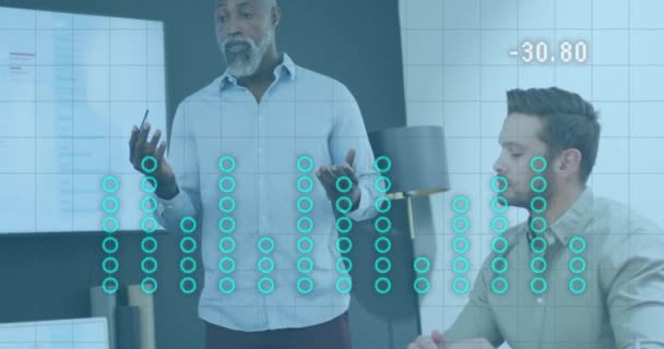 Animação Processamento Dados Diagramas Sobre Diversos Colegas Discutindo Trabalho Escritório — Vídeo de Stock