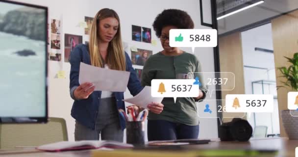 Animação Ícones Mídia Sobre Diversas Colegas Discutindo Trabalho Escritório Conceito — Vídeo de Stock