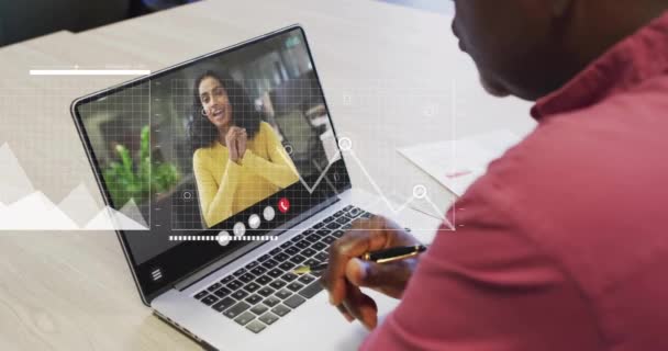 ラップトップビデオ通話でアフリカ系アメリカ人男性を介した金融データ処理のアニメーション グローバルファイナンス ビジネス コネクション コンピューティング データ処理コンセプトデジタル生成ビデオ — ストック動画