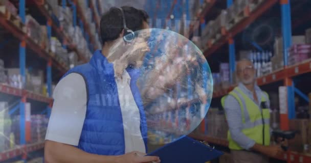 Animace Glóbu Zpracování Dat Různých Lidí Pracujících Skladu Globální Lodní — Stock video