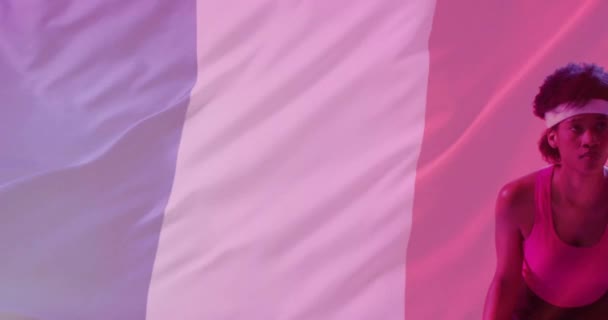 Animace Vlajky Francie Nad Africkou Americkou Hráčkou Tenisu Tenisovou Raketou — Stock video