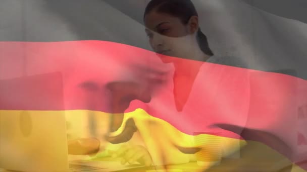 Animación Bandera Alemania Sobre Sonriente Mujer Negocios Birracial Utilizando Ordenador — Vídeo de stock