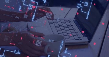 Bilgisayarı kullanan beyaz adamın veri işleme sistemli devre kartı görüntüsü. Küresel bağlantılar, hesaplama, dijital arayüz ve veri işleme kavramı dijital olarak oluşturuldu.