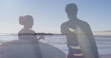 Deniz manzarası üzerinde sörf tahtası olan mutlu bir Afro-Amerikan çifti. Tatiller, tatiller ve rahatlama konsepti dijital olarak oluşturulmuş imaj.