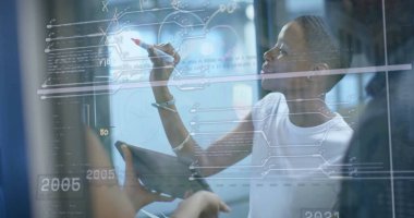 Ofiste çalışan çeşitli iş adamlarının mali veri işleme görüntüsü. Küresel iş, finans, bilgisayar ve veri işleme kavramı dijital olarak oluşturulmuş görüntü.