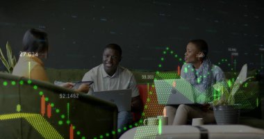 Ofiste çalışan çeşitli iş adamlarının mali veri işleme görüntüsü. Küresel iş, finans, bilgisayar ve veri işleme kavramı dijital olarak oluşturulmuş görüntü.