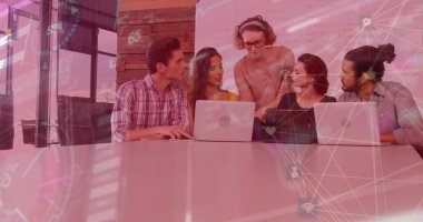 Çeşitli kadın ve erkek iş arkadaşları arasındaki bağlantı görüntüsü ve ağı. İş, veri işleme, dijital güvenlik, bağlantılar ve dijital olarak üretilen görüntü konsepti,