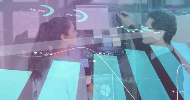 Ofiste konuşan iş adamlarının mali veri işleme görüntüsü. küresel iş, finans, bağlantılar ve dijital arayüz konsepti dijital olarak oluşturulmuş görüntü.