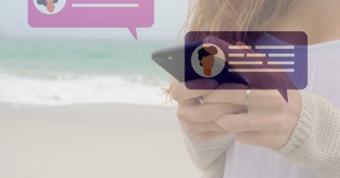 Akıllı telefon kullanan beyaz bir kadının üzerinde konuşma baloncukları olan sosyal medya simgeleri. Küresel sosyal medya, teknoloji ve dijital arayüz kavramı dijital olarak oluşturulmuş görüntü.
