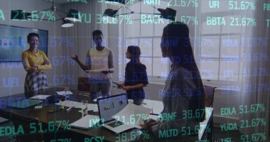 Ofisteki çeşitli iş adamlarının mali verileri ve grafikleri. İş, finans, ekonomi, işbirliği ve dijital olarak oluşturulan iletişim konsepti.