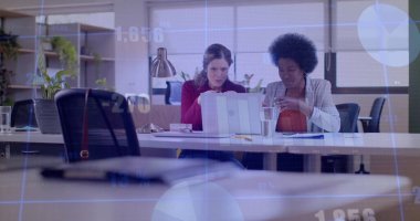 Ofisteki çeşitli iş adamlarıyla ilgili finansal veri işleme resmi. Küresel iş, finans, bilgisayar ve veri işleme kavramı dijital olarak oluşturulmuş görüntü.