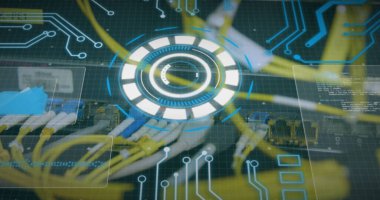 Bilgisayar kabloları üzerinden veri işleme görüntüsü. bilgisayarlar, ağ, veri işleme, teknoloji ve dijital arayüz kavramı dijital olarak oluşturuldu.