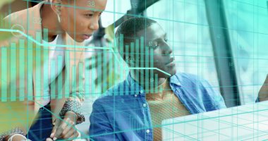 Ofiste çalışan çeşitli iş adamlarının mali veri işleme görüntüsü. Küresel iş, finans, bilgisayar ve veri işleme kavramı dijital olarak oluşturulmuş görüntü.