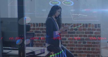 Ofiste tablet kullanan bir iş kadınının mali veri işleme görüntüsü. küresel iş, finans, bağlantılar ve dijital arayüz konsepti dijital olarak oluşturulmuş görüntü.